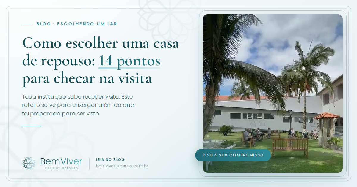 Fachada e área verde da Casa de Repouso Bem Viver, com bancos e coreto sob palmeiras