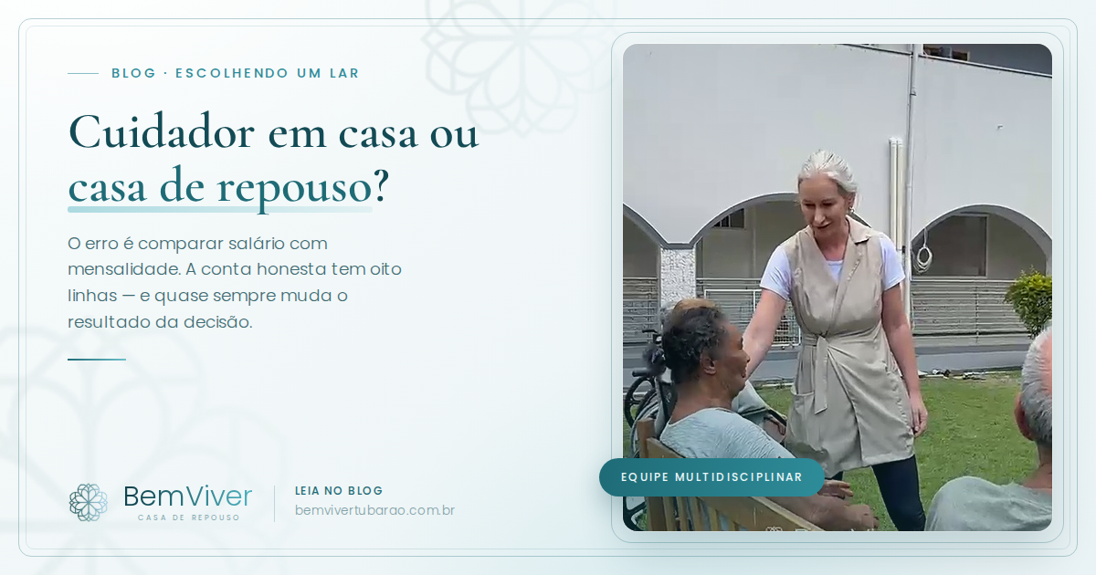 Mãos de uma cuidadora segurando as mãos de um morador idoso durante atendimento no jardim