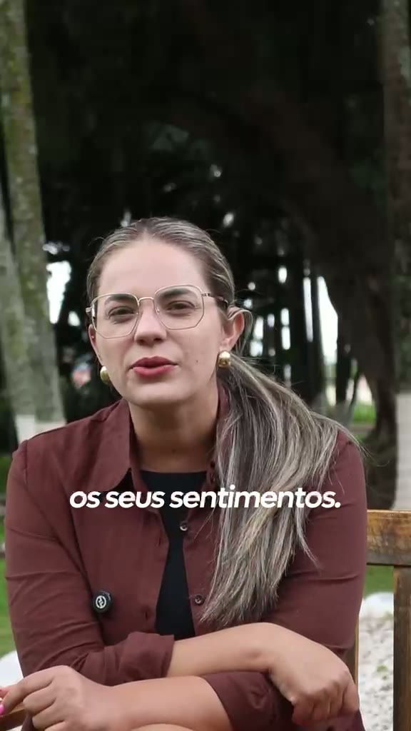 Integrante da equipe da Bem Viver falando sobre a casa em área externa
