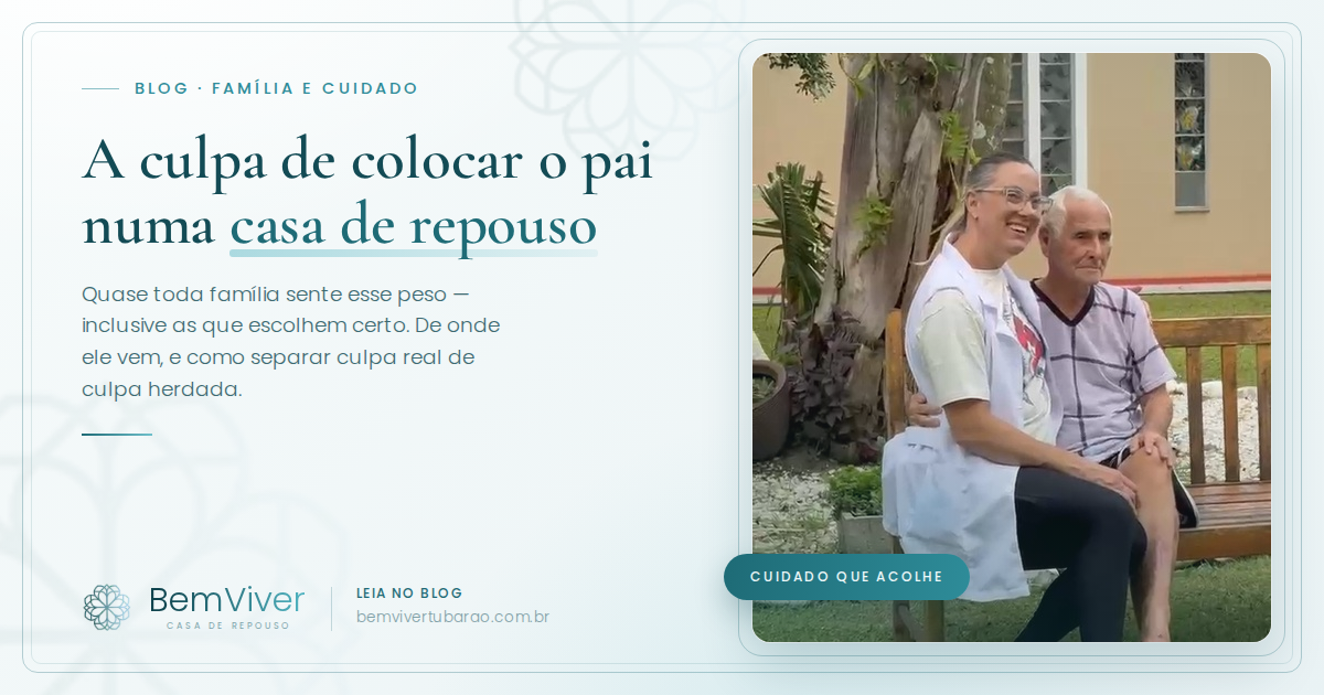 Colaboradora da Bem Viver sentada em um banco do jardim ao lado de um morador idoso, os dois sorrindo